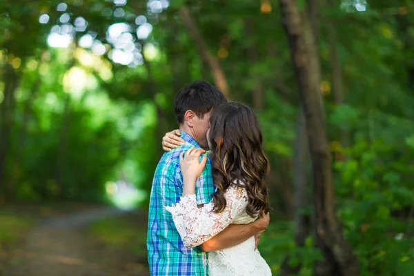 Retrato de um jovem casal romântico abraçando uns aos outros na natureza — Fotografia de Stock