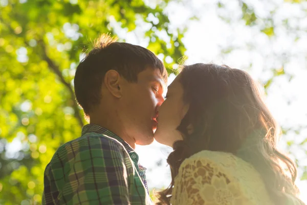 Joven pareja atractiva en el amor besándose en verano naturaleza — Foto de Stock