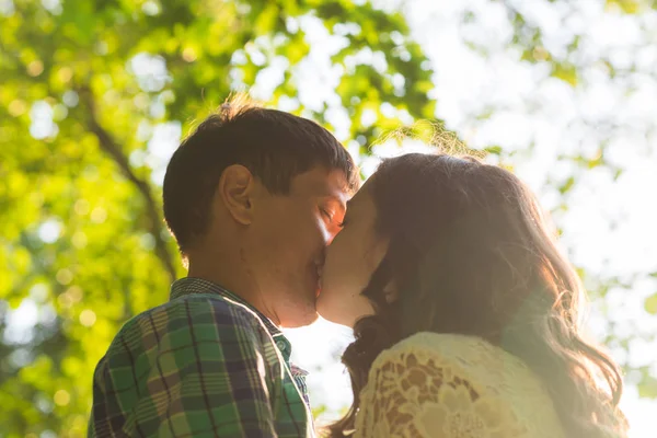 Jeune couple attrayant amoureux embrasser dans la nature d'été — Photo