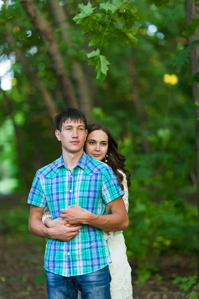 Portrét mladé romantický pár všeobjímající navzájem na přírodu — Stock fotografie