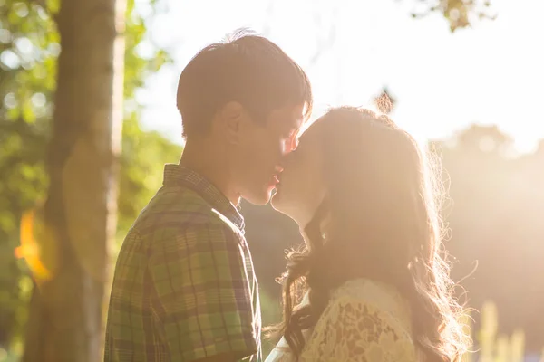 Jovem casal atraente no amor beijando na natureza verão — Fotografia de Stock