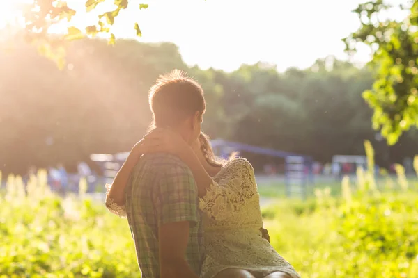 Joven pareja atractiva en el amor besándose en verano naturaleza — Foto de Stock