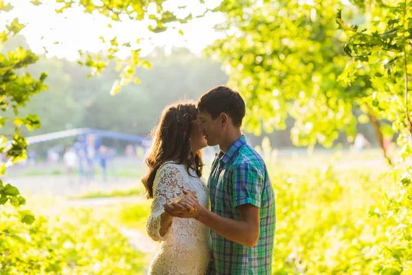 Portrét mladé romantický pár všeobjímající navzájem na přírodu — Stock fotografie