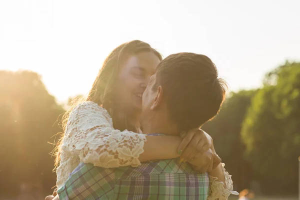 Młoda atrakcyjna para w miłości Całowanie w lato natura — Zdjęcie stockowe