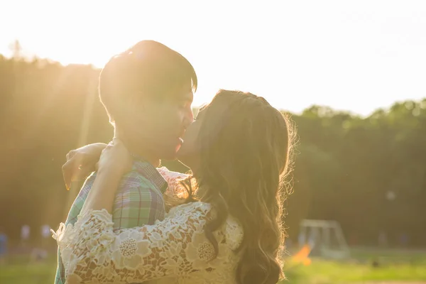 Jeune couple attrayant amoureux embrasser dans la nature d'été — Photo