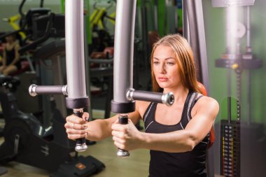 Güzel kaslı fit kadın kas geliştiriyor.