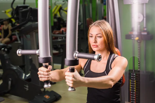 美しい筋肉フィットの女性の筋肉を構築運動 — ストック写真