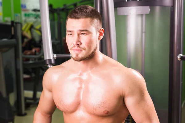 Hezký fitness muži vzpírání po tréninku v tělocvičně — Stock fotografie