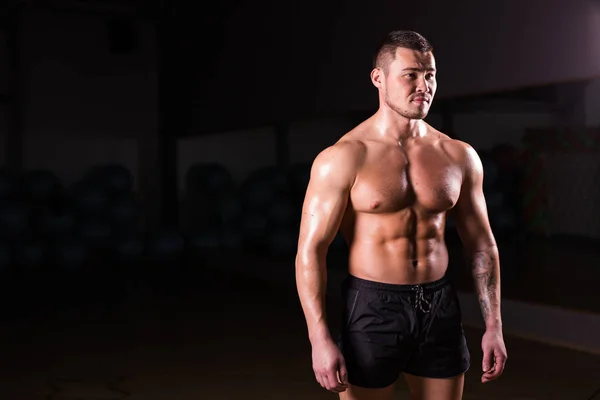Silák sportovní fitness modelu trupu zobrazeno šest pack abs — Stock fotografie