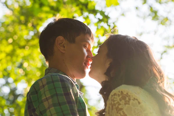 Nahaufnahme Foto von romantischen küssen Paar im Freien, Seitenansicht. — Stockfoto