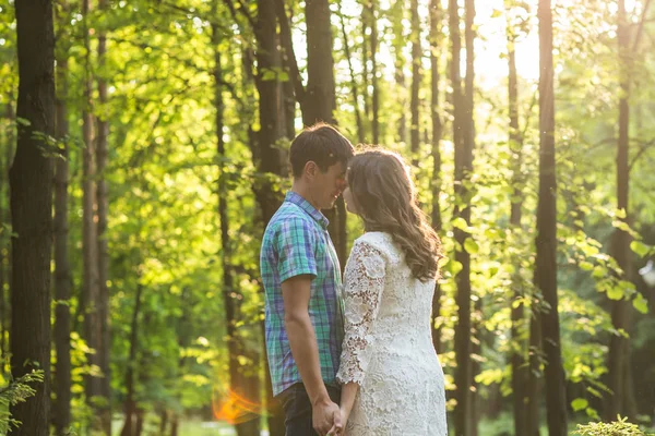 Retrato de una joven pareja romántica abrazándose en la naturaleza —  Fotos de Stock