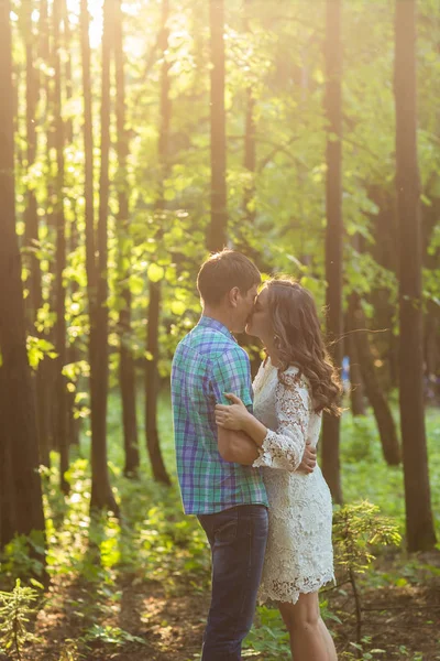 Jeune couple attrayant amoureux embrasser dans la nature d'été — Photo