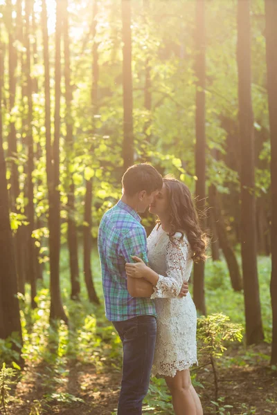 Jeune couple attrayant amoureux embrasser dans la nature d'été — Photo