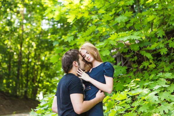 若いカップルの屋外の肖像画。ハンサムな男の子にキス美しい少女です。官能的な写真 — ストック写真