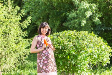 Hamile kadın yaz parkta poz