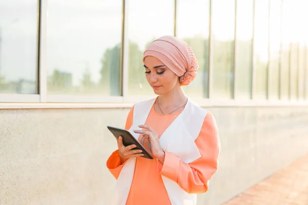Mulher árabe muito moderno com tablet computador ao ar livre — Fotografia de Stock