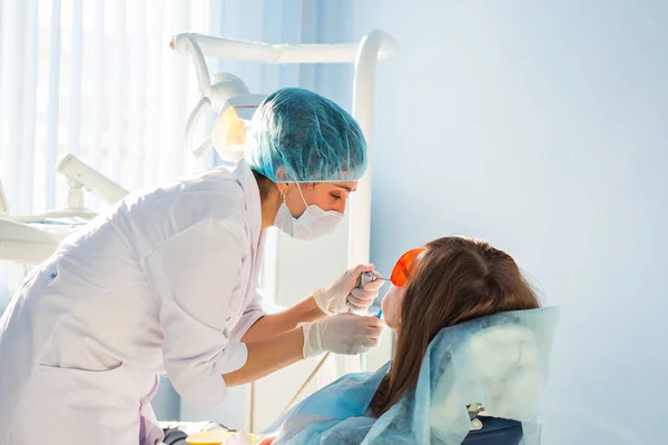 若い女性の歯の治療を取得します。歯科医院. — ストック写真