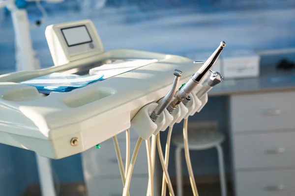 歯科医の診療所で使用されているプロ仕様の機器 — ストック写真