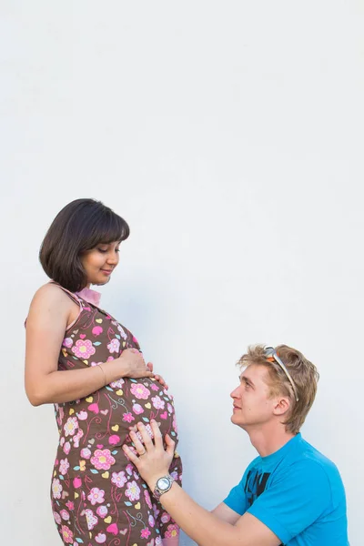 Marito toccando la pancia incinta di sua moglie — Foto Stock