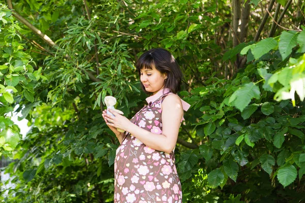 Hamile kadın yaz parkta poz