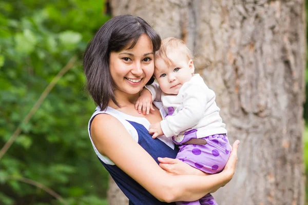 Misto de raça mãe feliz com bebê menina ao ar livre retrato — Fotografia de Stock