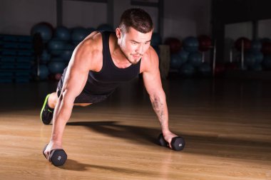 Spor salonu adam push-up gücü pushup egzersiz halter ile bir fitness egzersiz