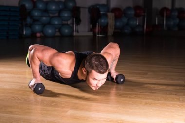 Spor salonu adam push-up gücü pushup egzersiz halter ile bir fitness egzersiz