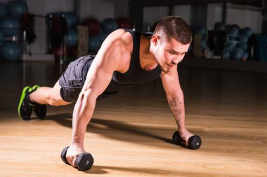 Spor salonu adam push-up gücü pushup egzersiz halter ile bir fitness egzersiz