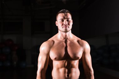 atletik erkek fitness modeli gövde gösteren altı bohça abs