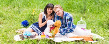 piknik ve parkta oynarken mutlu karışık ırk aile