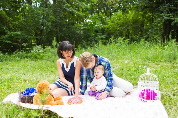 Feliz Família Mestiça Fazendo um Piquenique e Brincando No Parque — Fotografia de Stock