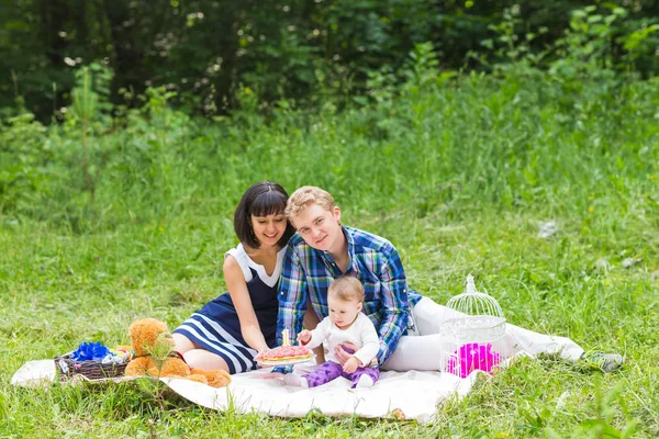 幸せの混合レース家族ピクニックと公園で遊んで — ストック写真