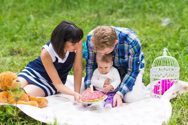 Feliz Família Mestiça Fazendo um Piquenique e Brincando No Parque — Fotografia de Stock