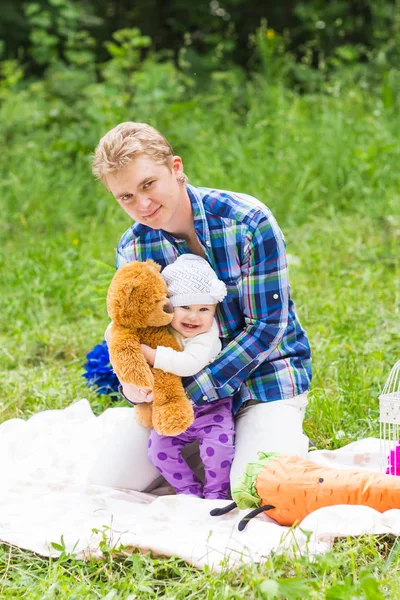 Pai feliz com filha bebê no parque de verão — Fotografia de Stock