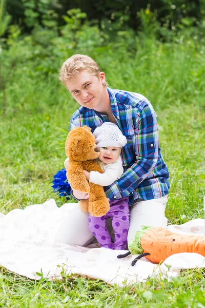 Pai feliz com filha bebê no parque de verão — Fotografia de Stock