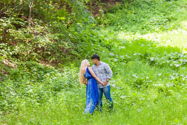 Casal apaixonado na natureza de verão — Fotografia de Stock