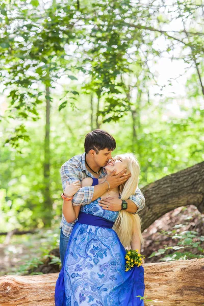Par i kärlek på sommaren natur — Stockfoto