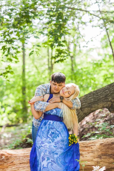 Pareja enamorada en verano naturaleza —  Fotos de Stock