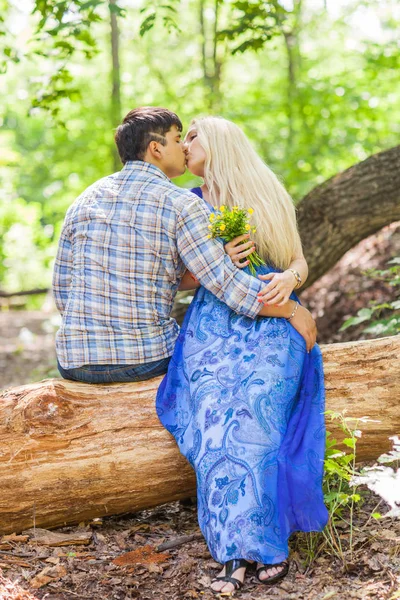 Casal apaixonado na natureza de verão — Fotografia de Stock