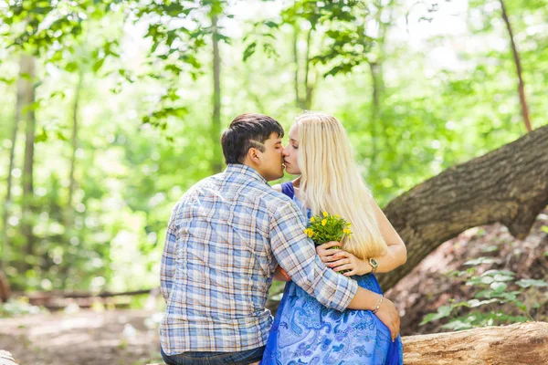 Casal apaixonado na natureza de verão — Fotografia de Stock