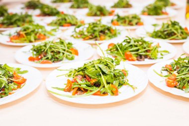 Eti, domates, deli ve karışık yeşillik roka, mesclun, masada mache ile taze salata ile birçok plakalar. Sağlıklı gıda.