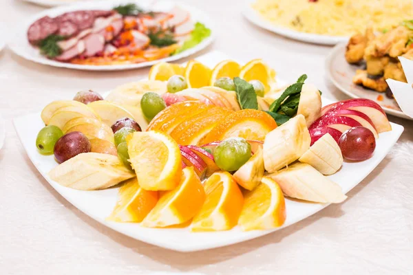 Deliciosa mesa de frutas com diferentes doces, para recepção de casamento, catering no restaurante . — Fotografia de Stock