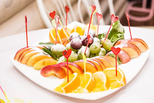 Delizioso tavolo di frutta con diversi dolci, per il ricevimento di nozze, catering nel ristorante . — Foto Stock