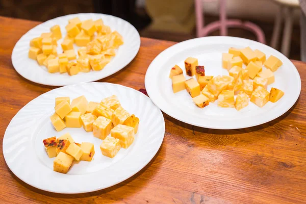 Кубы жёлтого сыра — стоковое фото