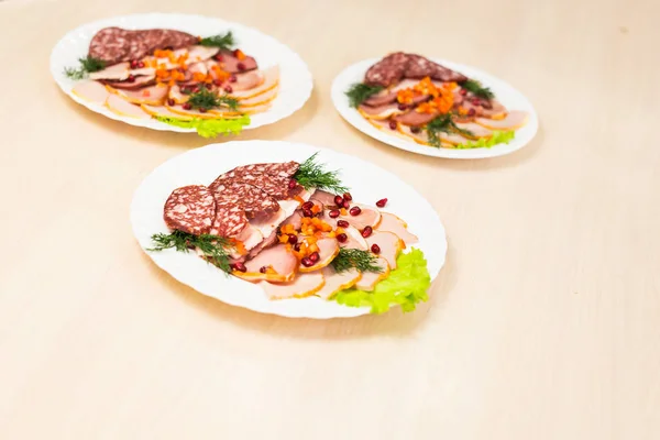 Блюдо с нарезанными мясными продуктами на праздничном столе — стоковое фото