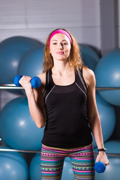 Vrouw fitnesstraining met dumbbell. — Stockfoto