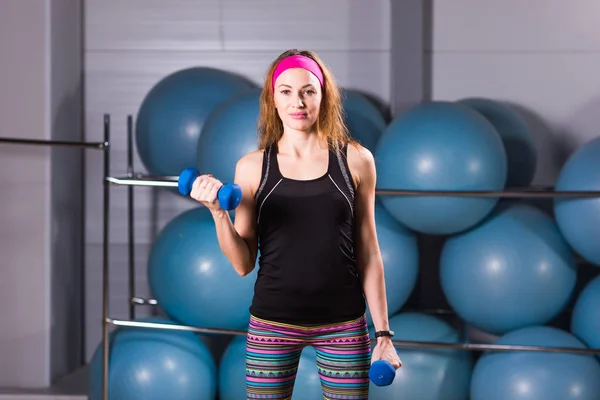 Fitness-Workout für Frauen mit Kurzhantel. — Stockfoto