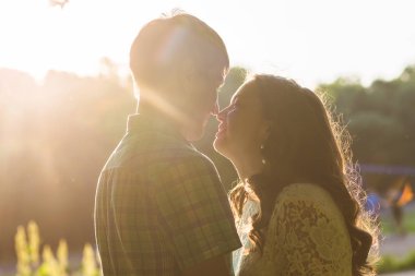 Romantik Çift açık havada, yan görünüm öpüşme closeup fotoğraf.