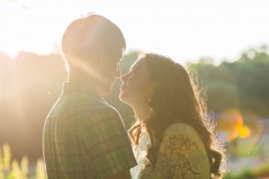 Romantik Çift açık havada, yan görünüm portre fotoğrafı.