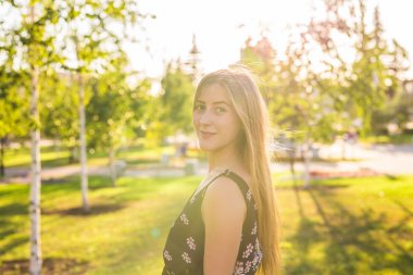 Güzel, gülümseyen kız sana bakıyor.